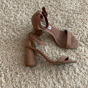 Steve Madden taupe suede round heeled sandals